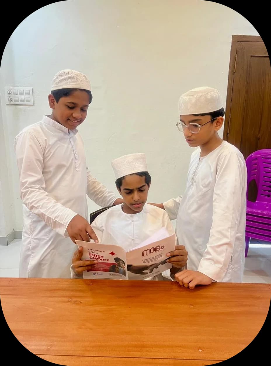 Students reading Nadham Monthly publication at Darunnajath Arabic College